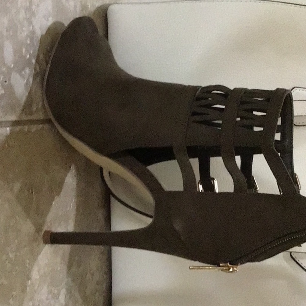 Shoes - Picture 2 of 3